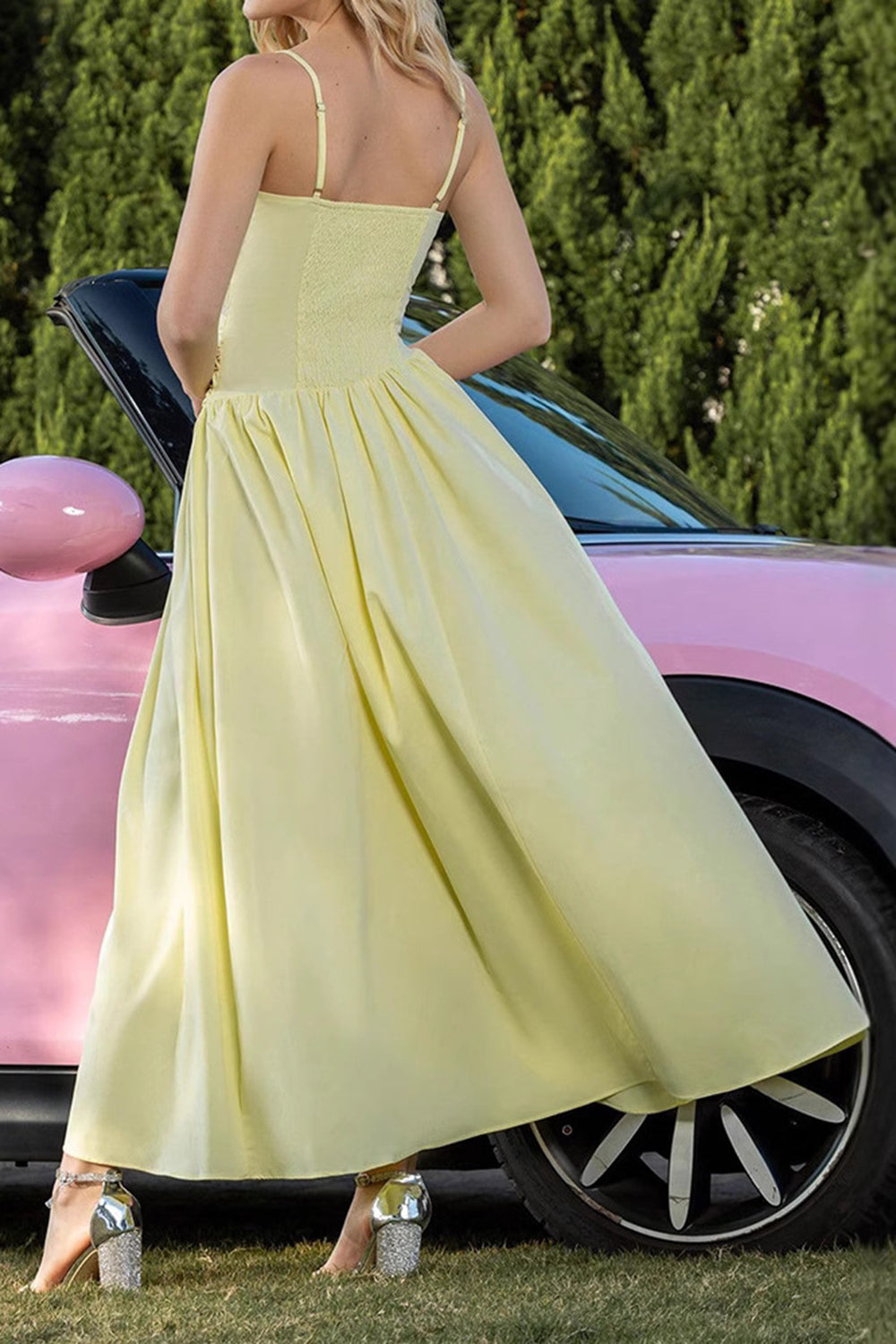Gelbes Partykleid mit Spaghettiträgern und Rüschen in A-Linie