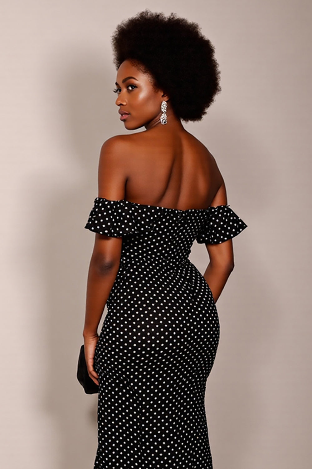 Schwarzes Schulterfreies Ballkleid mit Tupfen und Schlitz