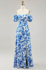 Schulterfreies Blaues Hochzeitsgastkleid mit Blumendruck und Schlitz