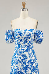 Schulterfreies Blaues Hochzeitsgastkleid mit Blumendruck und Schlitz