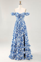 Schulterfreies Bedrucktes Blaues Hochzeitsgastkleid mit Rüschen und Schlitz