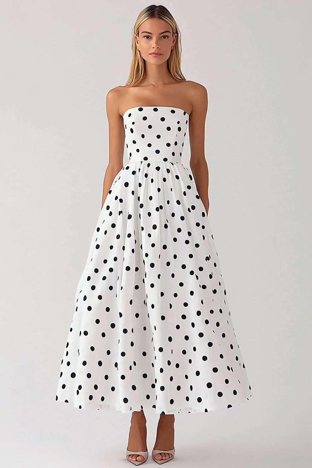 Weißes Trägerloses A-Linie Kleid mit schwarzen Polka Dots