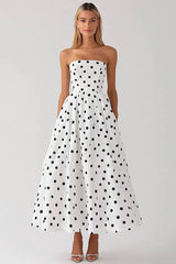 Weißes Trägerloses A-Linie Kleid mit schwarzen Polka Dots