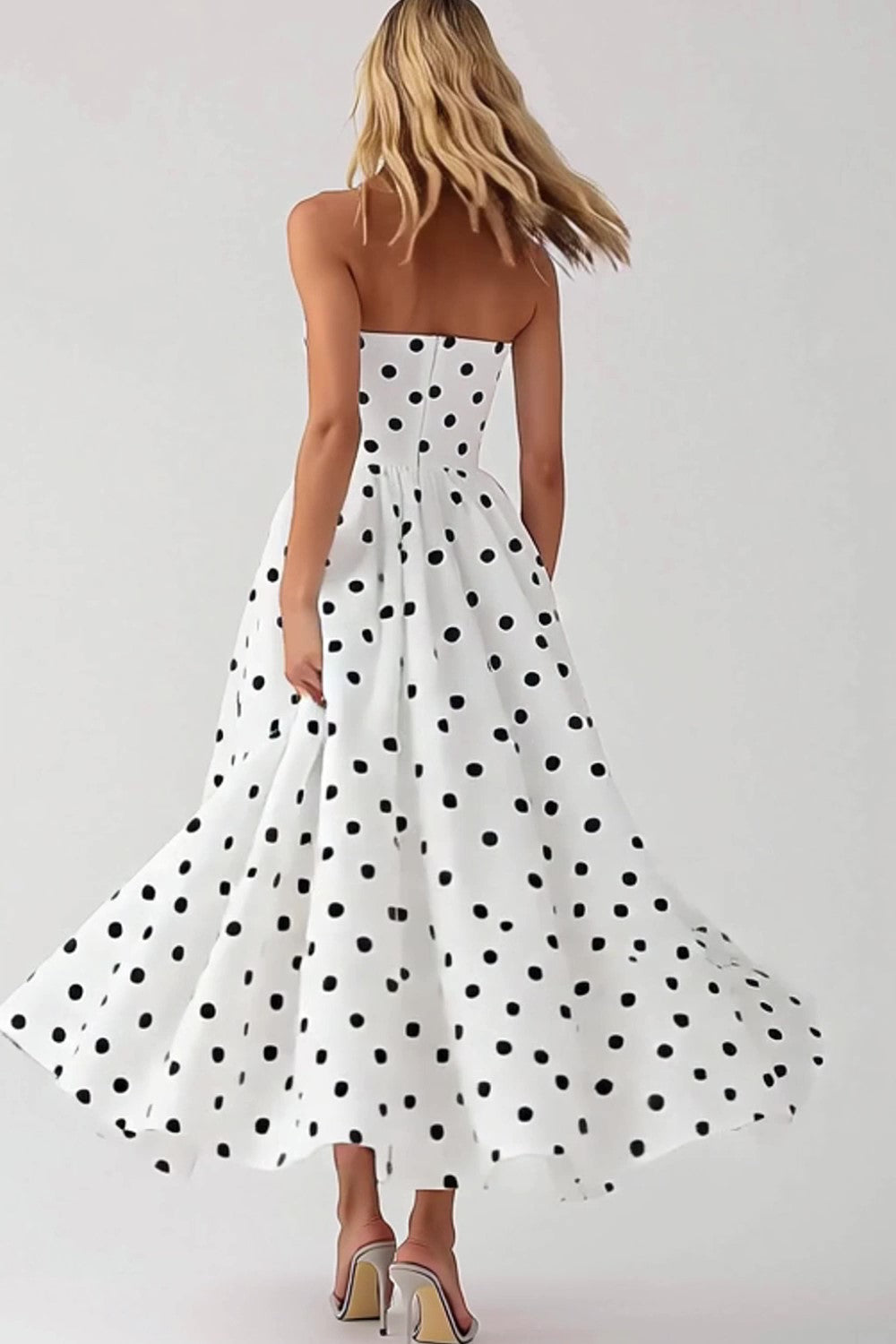 Weißes Trägerloses A-Linie Kleid mit schwarzen Polka Dots
