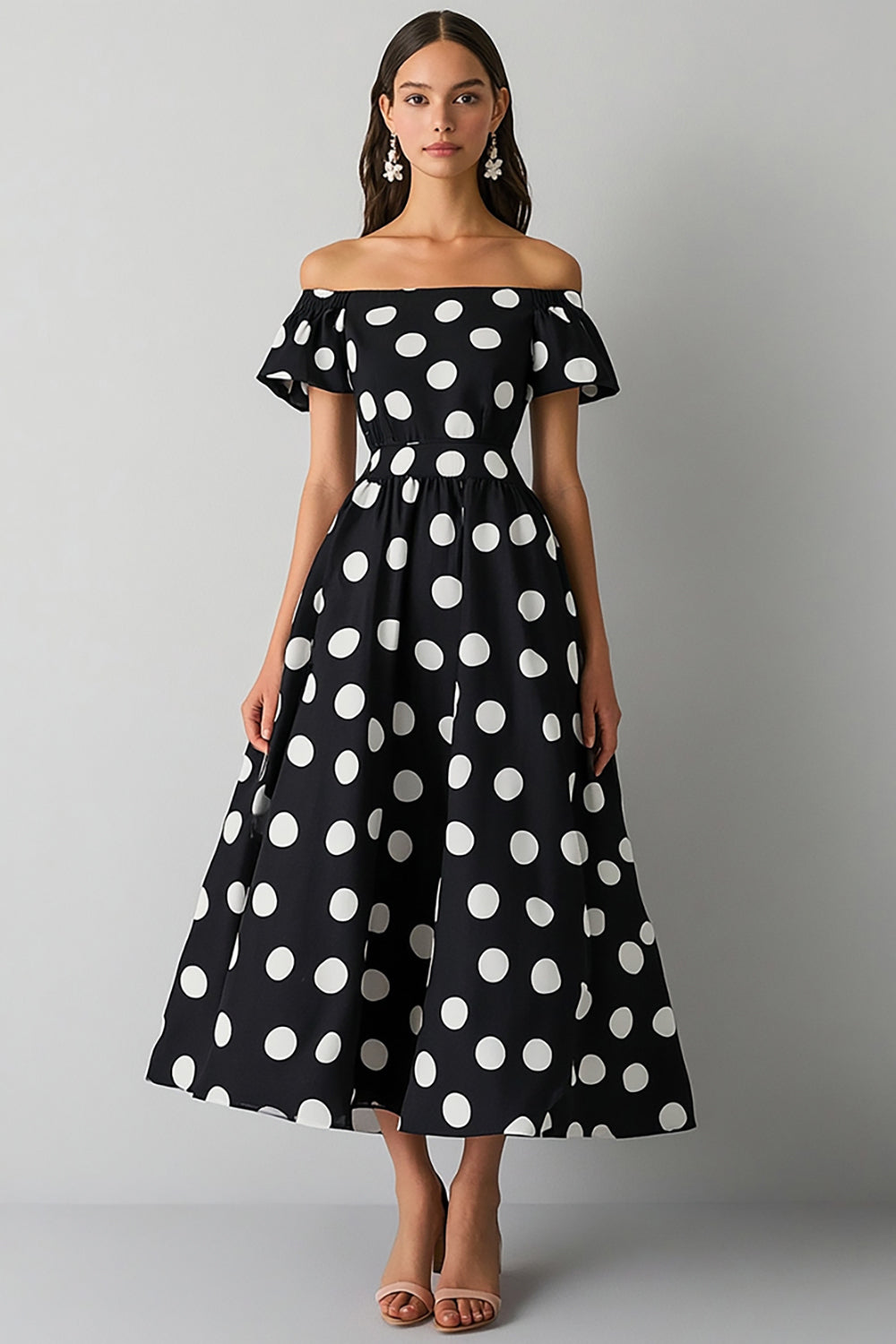 Schulterfreies Schwarzes weißes A-Linie Kleid mit Polka Dots
