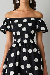 Schulterfreies Schwarzes weißes A-Linie Kleid mit Polka Dots