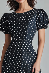 Langes Rundhalsausschnitt Schwarzes weißes Kleid mit Polka Dots