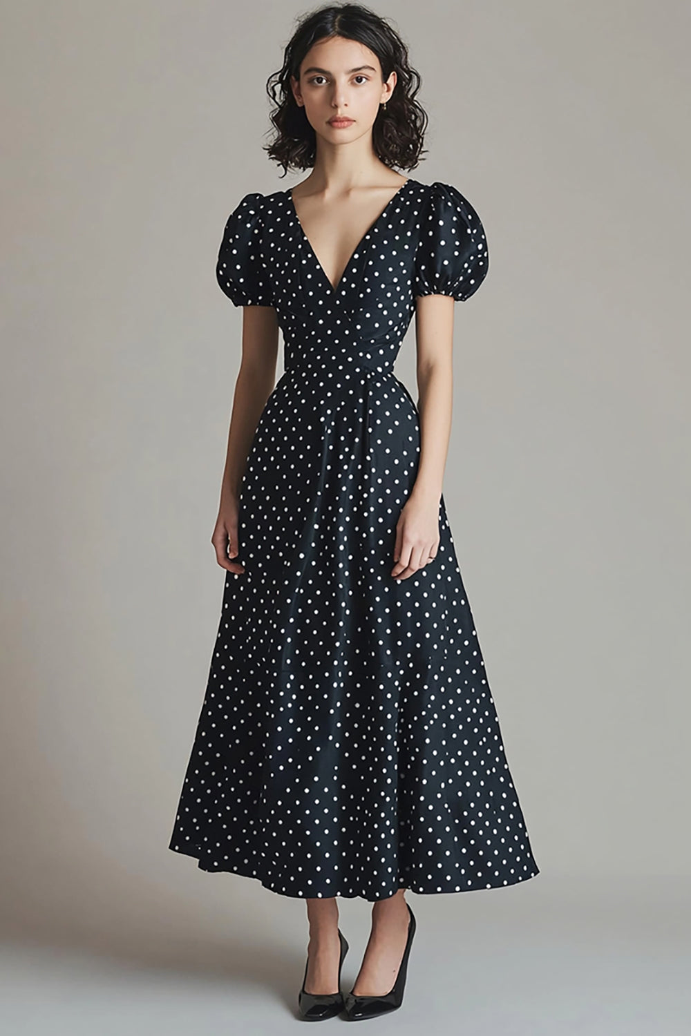 A Linie Satin Schwarzes weißes Polka Dots Kleid mit Puffärmeln
