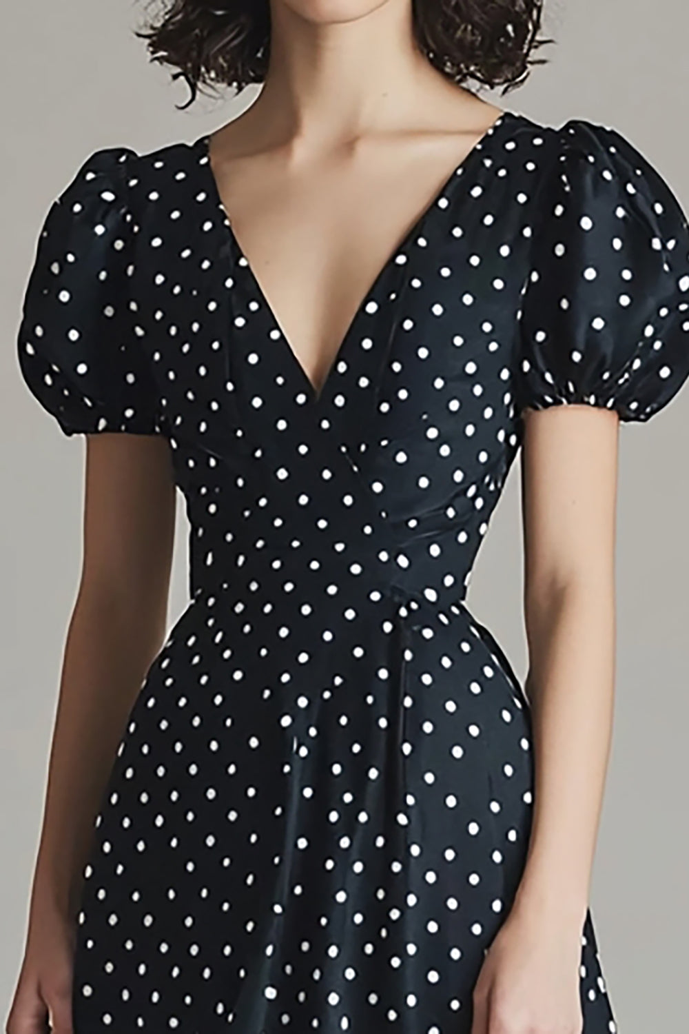 A Linie Satin Schwarzes weißes Polka Dots Kleid mit Puffärmeln
