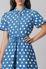 Blaues A-Linie Kleid mit weißen Polka Dots und kurzen Ärmeln
