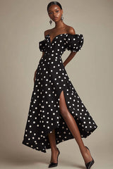 Schwarzes Schulterfreies Weißes Polka Dots Kleid mit Schlitz
