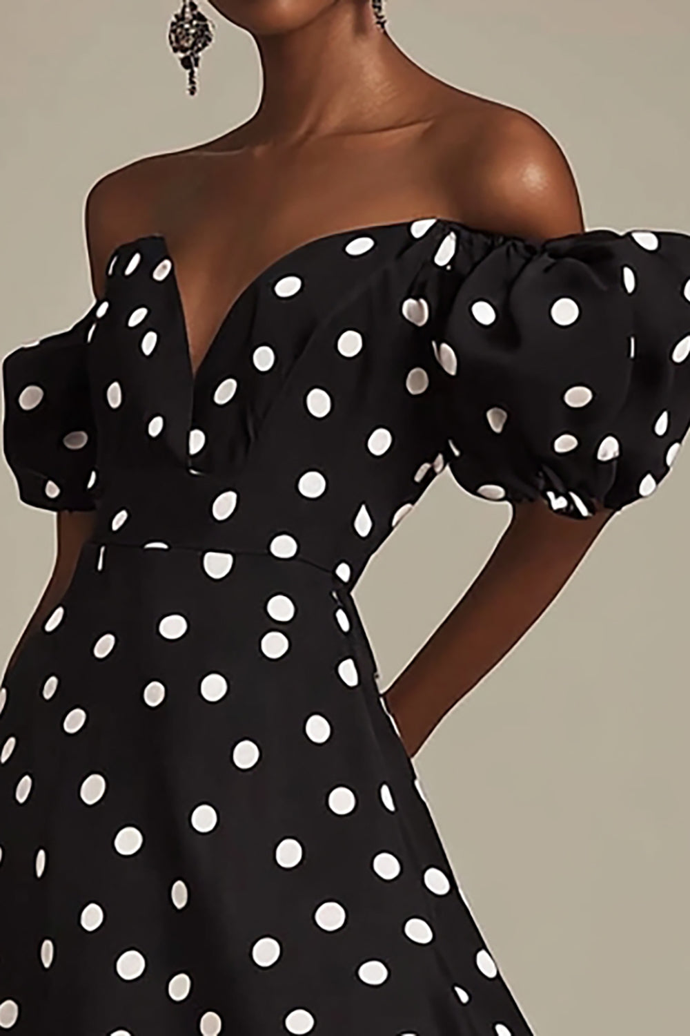 Schwarzes Schulterfreies Weißes Polka Dots Kleid mit Schlitz