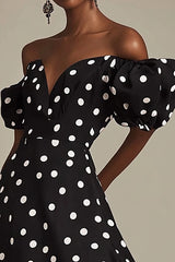 Schwarzes Schulterfreies Weißes Polka Dots Kleid mit Schlitz