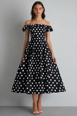 Schulterfreies A-Linie Kleid mit schwarzen weißen Polka Dots