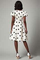 A Linie Weißes schwarzes Polka Dots Kleid mit Puffärmeln