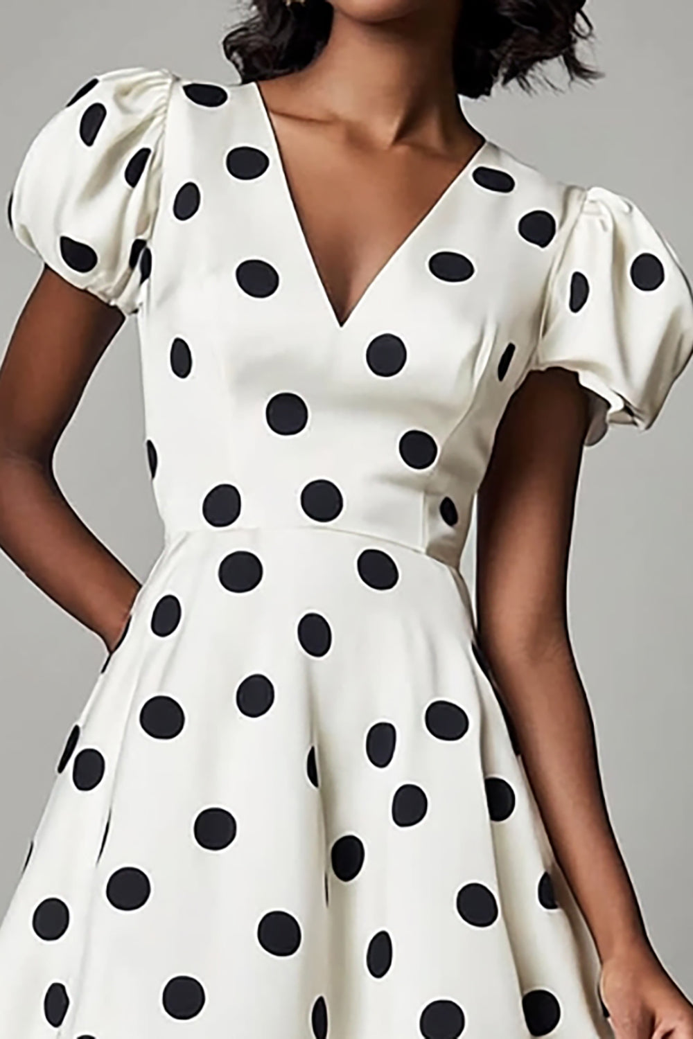 A Linie Weißes schwarzes Polka Dots Kleid mit Puffärmeln