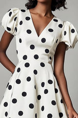 A Linie Weißes schwarzes Polka Dots Kleid mit Puffärmeln