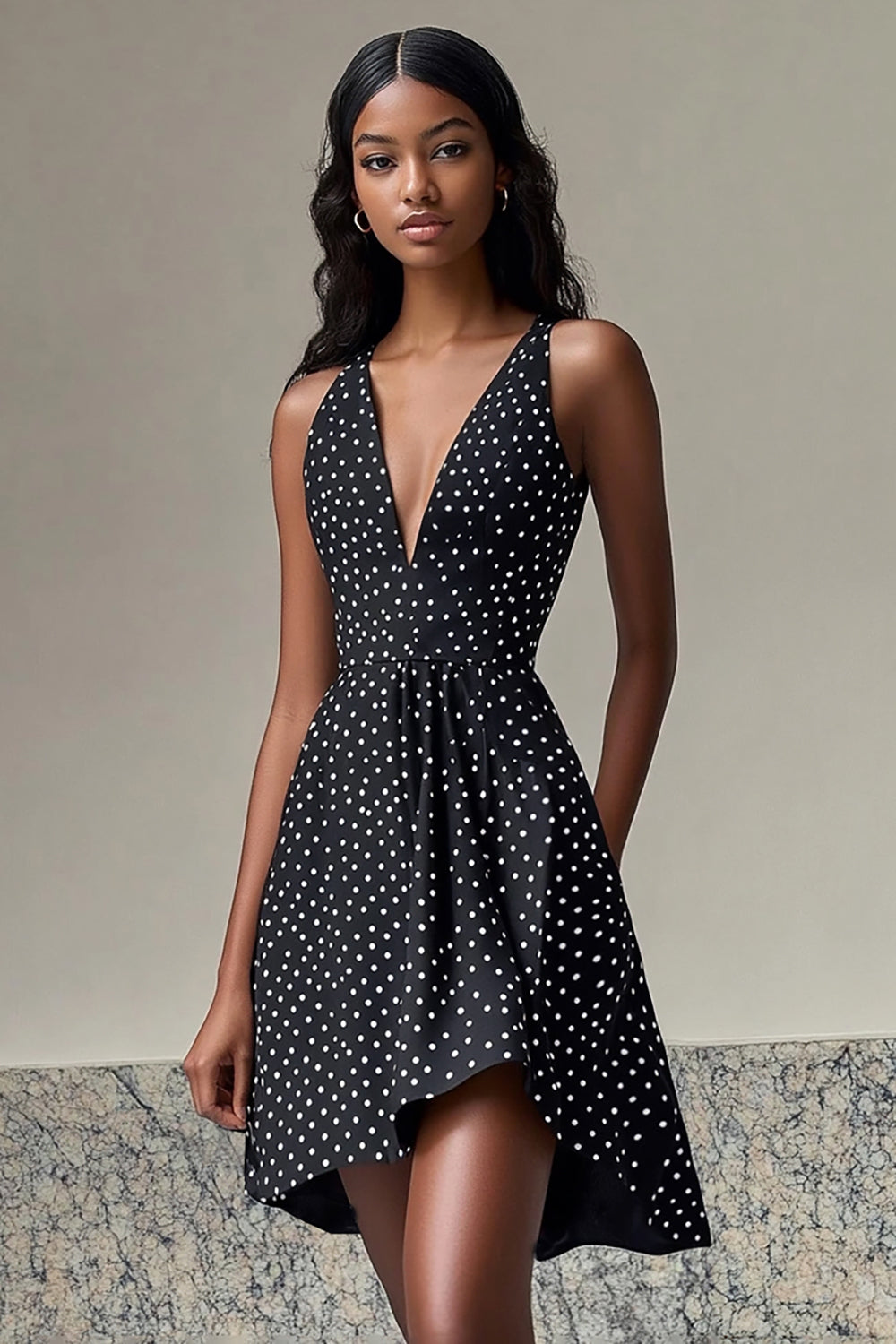 Schwarzes Kurzes A-Linie weißes Kleid mit Polka Dots und V-Ausschnitt