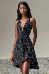Schwarzes Kurzes A-Linie weißes Kleid mit Polka Dots und V-Ausschnitt