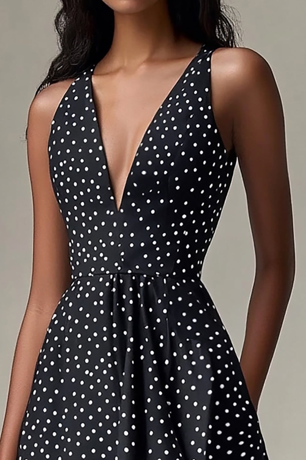 Schwarzes Kurzes A-Linie weißes Kleid mit Polka Dots und V-Ausschnitt