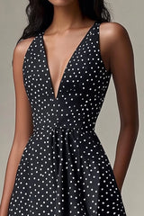 Schwarzes Kurzes A-Linie weißes Kleid mit Polka Dots und V-Ausschnitt