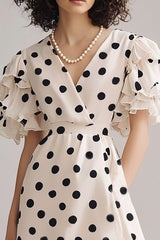 A Linie Elfenbein Schwarzes Dots Cocktailkleid mit V-Ausschnitt und kurzen Ärmeln