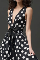Schwarzes weißes A-Linie Kleid mit Polka Dots und V-Ausschnitt