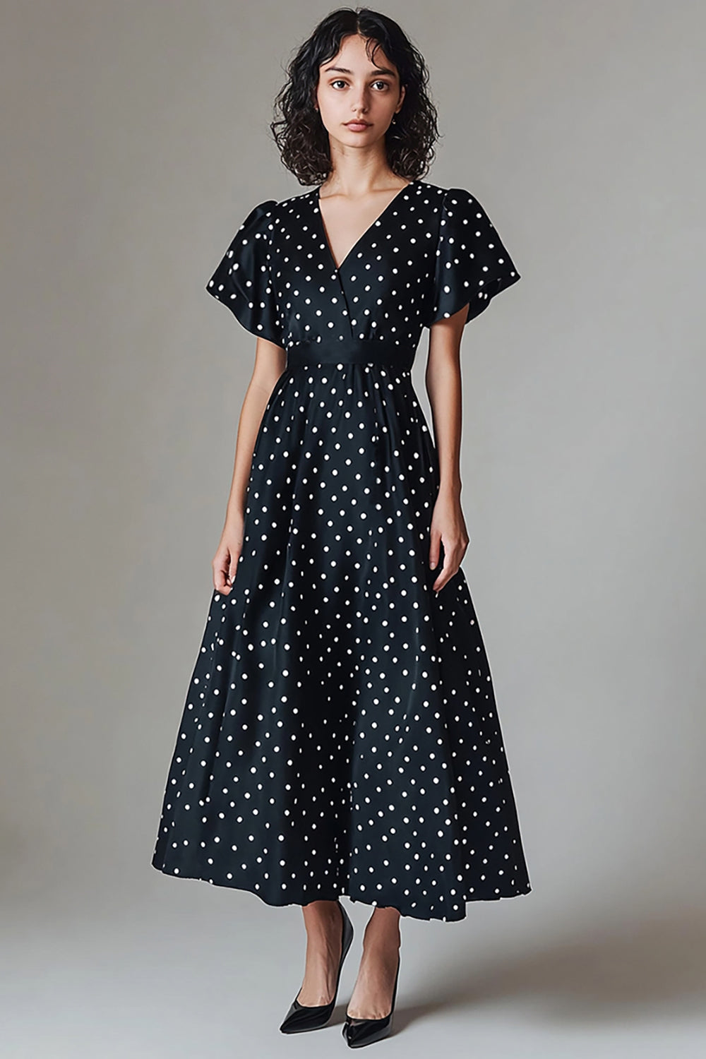 Schwarzes weißes A-Linie Kleid mit V-Ausschnitt und Polka Dots