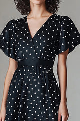 Schwarzes weißes A-Linie Kleid mit V-Ausschnitt und Polka Dots