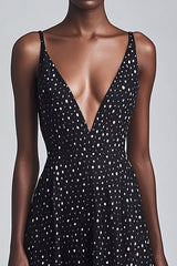 Schwarzes Langes A-Linie Weißes Polka Dots Kleid mit V-Ausschnitt