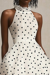 A Linie Rüschen Kleid mit hohem Ausschnitt in Weiß Schwarz mit Polka Dots
