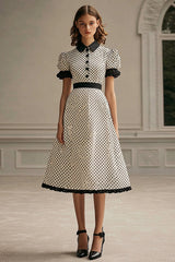 A Linie Revers Weißes schwarzes Polka Dots Kleid mit Puffärmeln