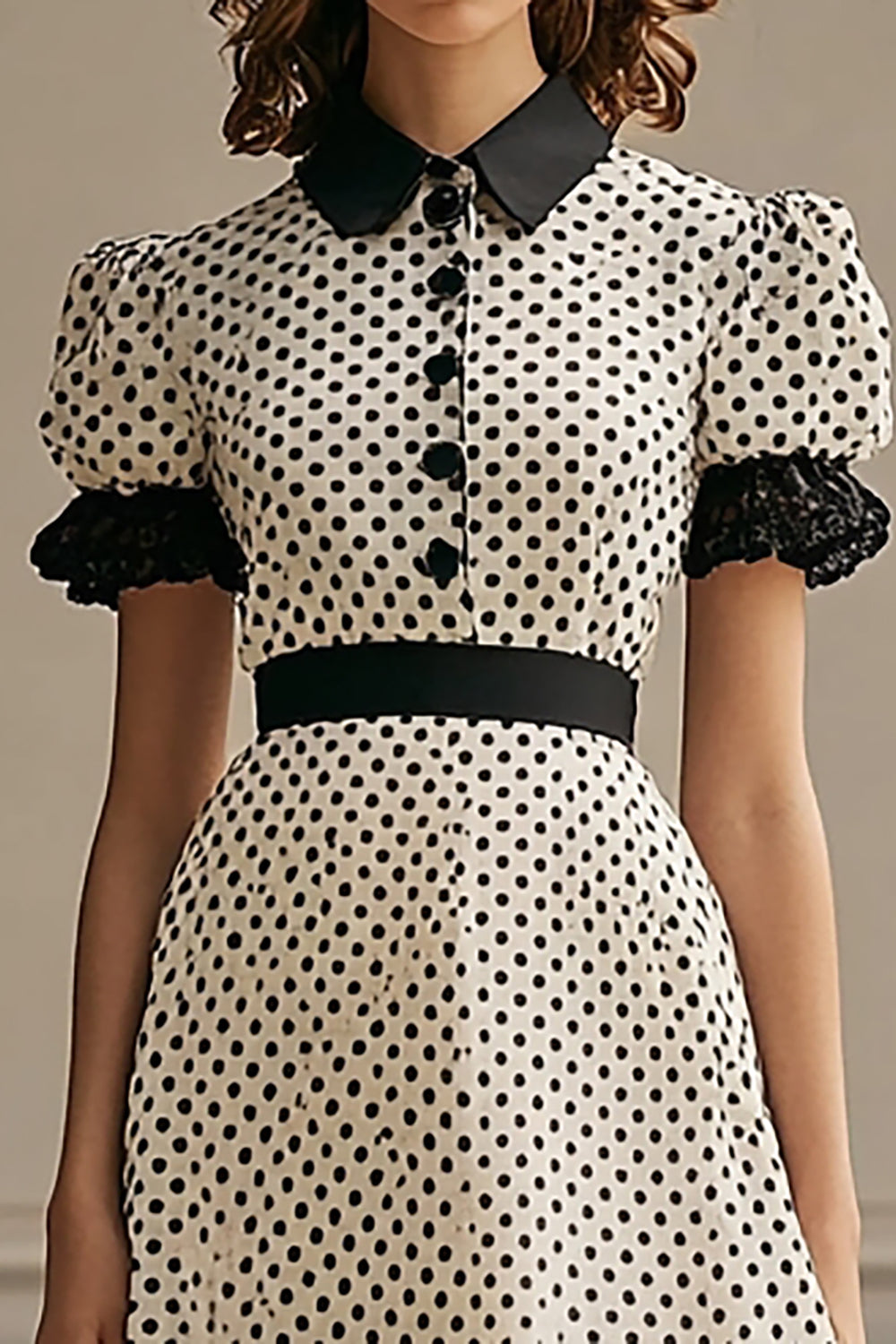 A Linie Revers Weißes schwarzes Polka Dots Kleid mit Puffärmeln