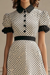 A Linie Revers Weißes schwarzes Polka Dots Kleid mit Puffärmeln
