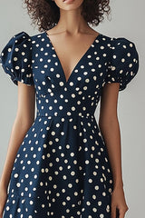 A Linie V-Ausschnitt Marineblaues weißes Polka Dots Kleid mit Puffärmeln