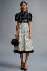 Vintage Schwarz-weißes Polka Dots Kleid mit Rüschen und Reversausschnitt
