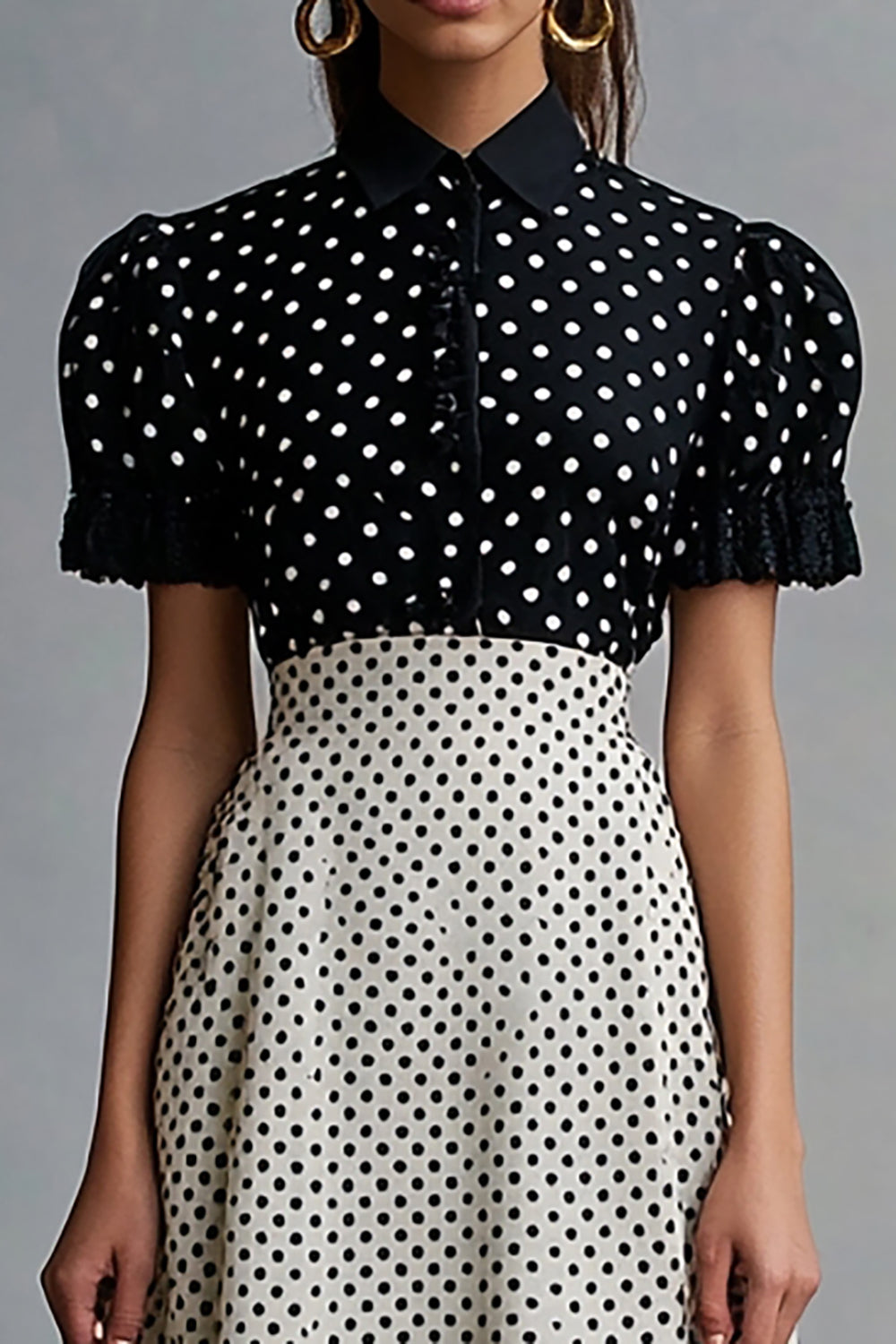 Vintage Schwarz-weißes Polka Dots Kleid mit Rüschen und Reversausschnitt