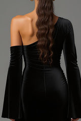 Langes Samt Schwarzes Ballkleid mit einer Schulter und ausgestellten Ärmeln
