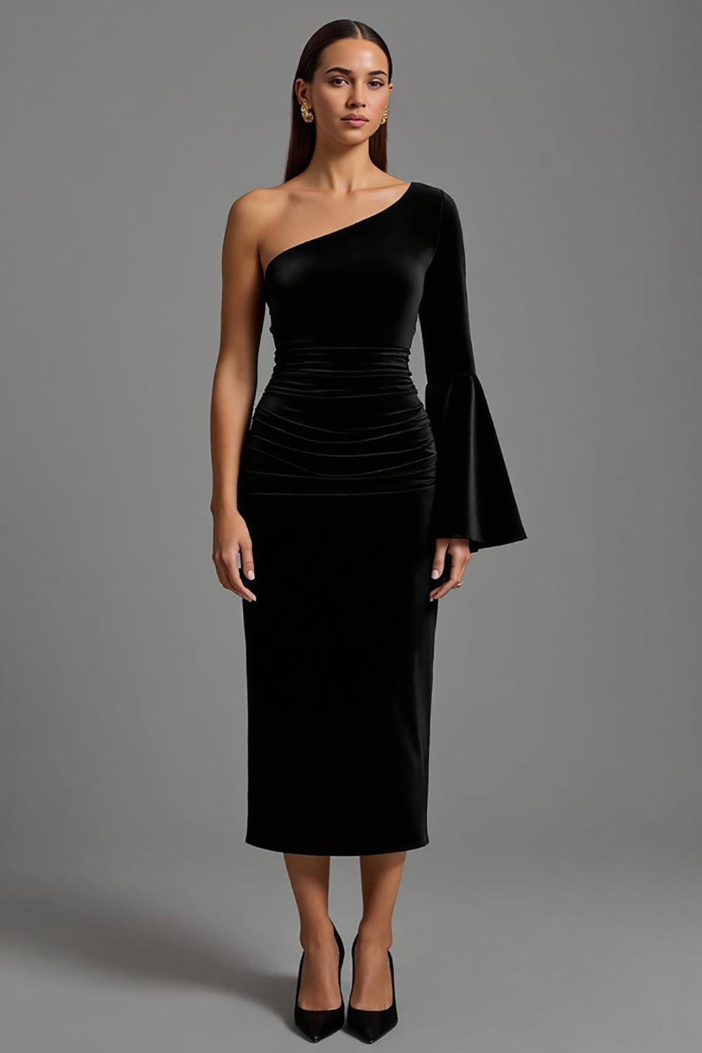 Schwarzes Samtkleid mit einer Schulter und Schlagärmeln