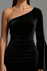 Schwarzes Samtkleid mit einer Schulter und Schlagärmeln