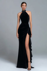 Schwarzes Ballkleid aus Samt mit hohem Ausschnitt und Schlitz