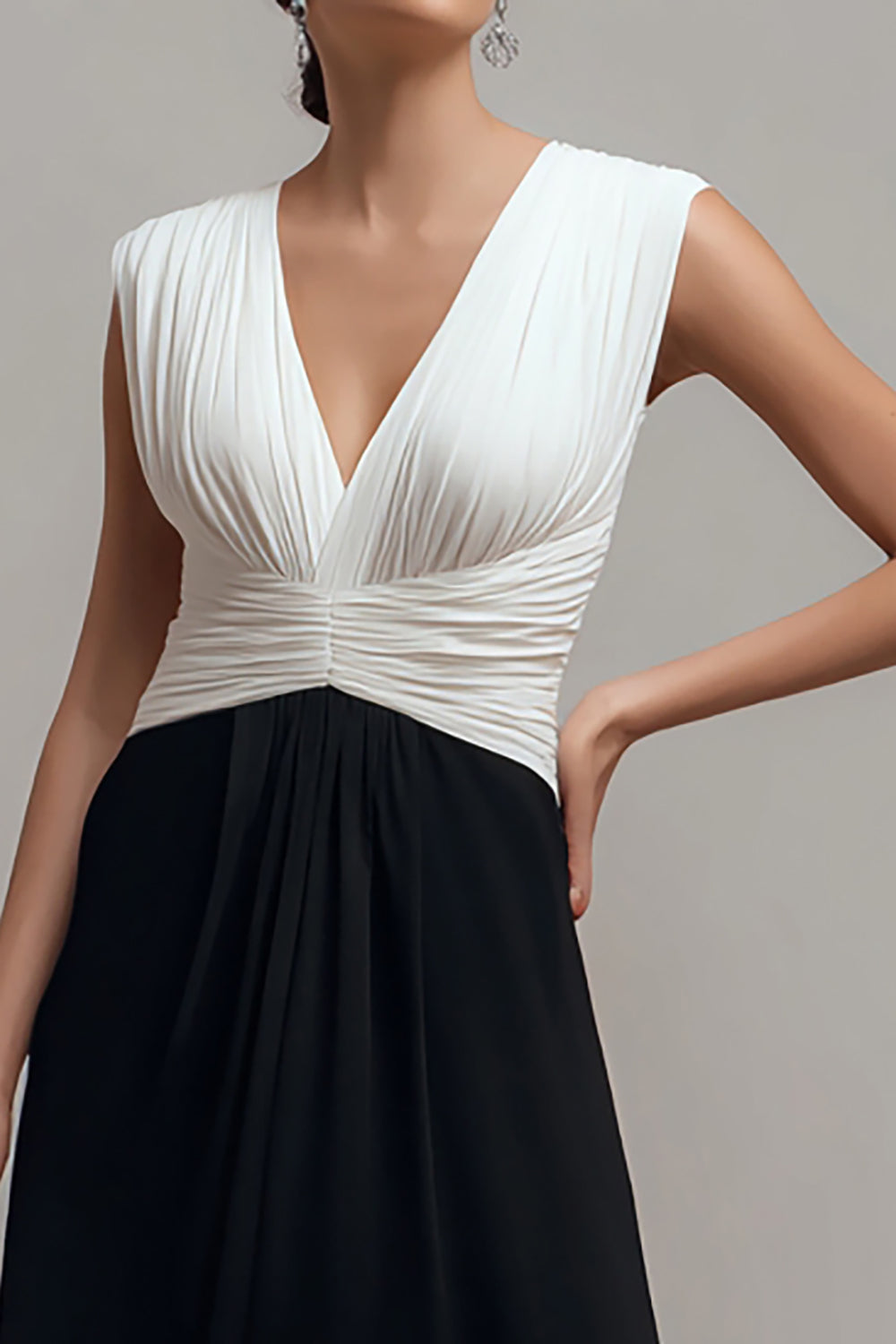 Schwarz-weißes Plissiertes Ballkleid mit V-Ausschnitt in A-Linie