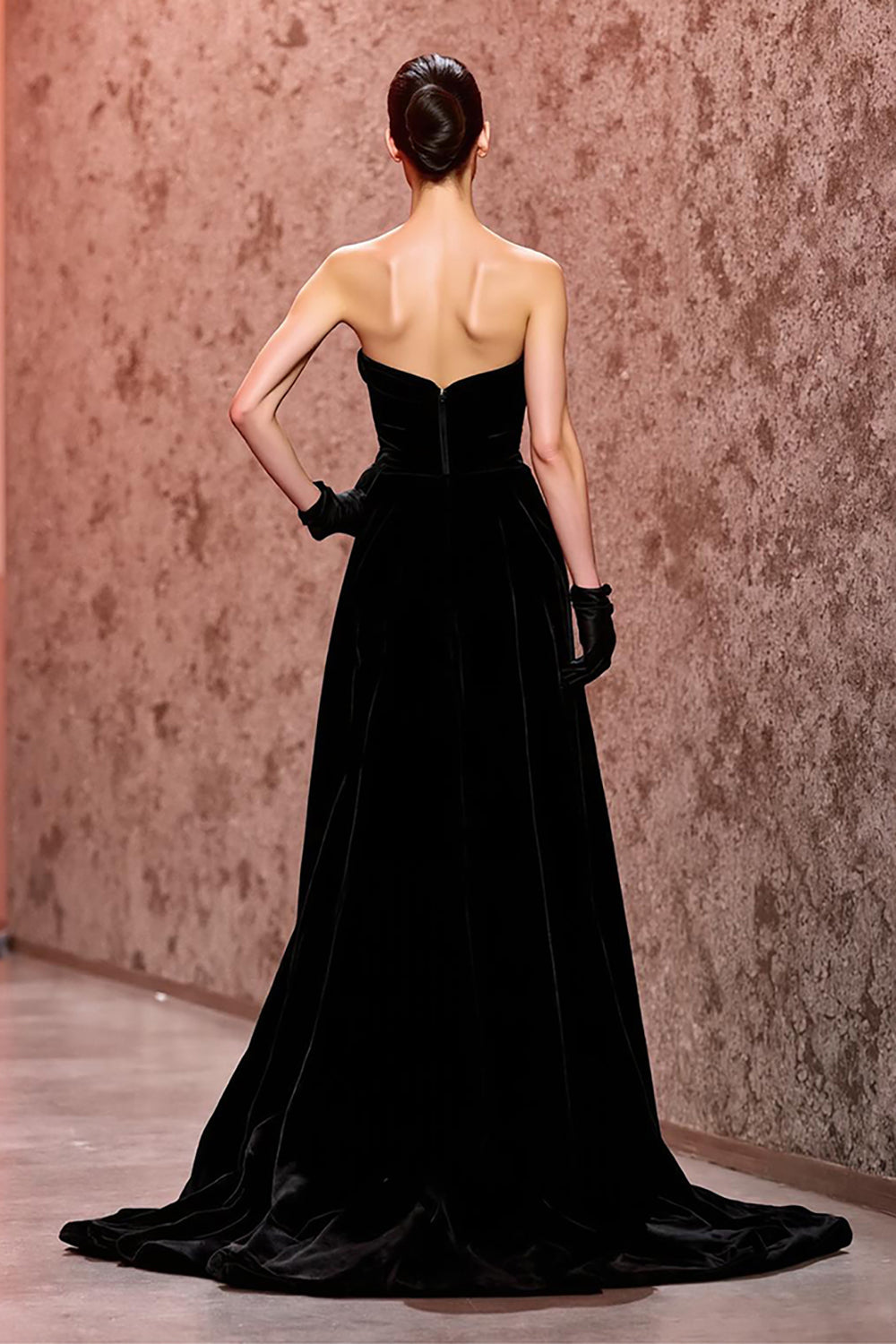Einfaches Schwarzes Langes Trägerloses Abendkleid aus Samt mit Schlitz