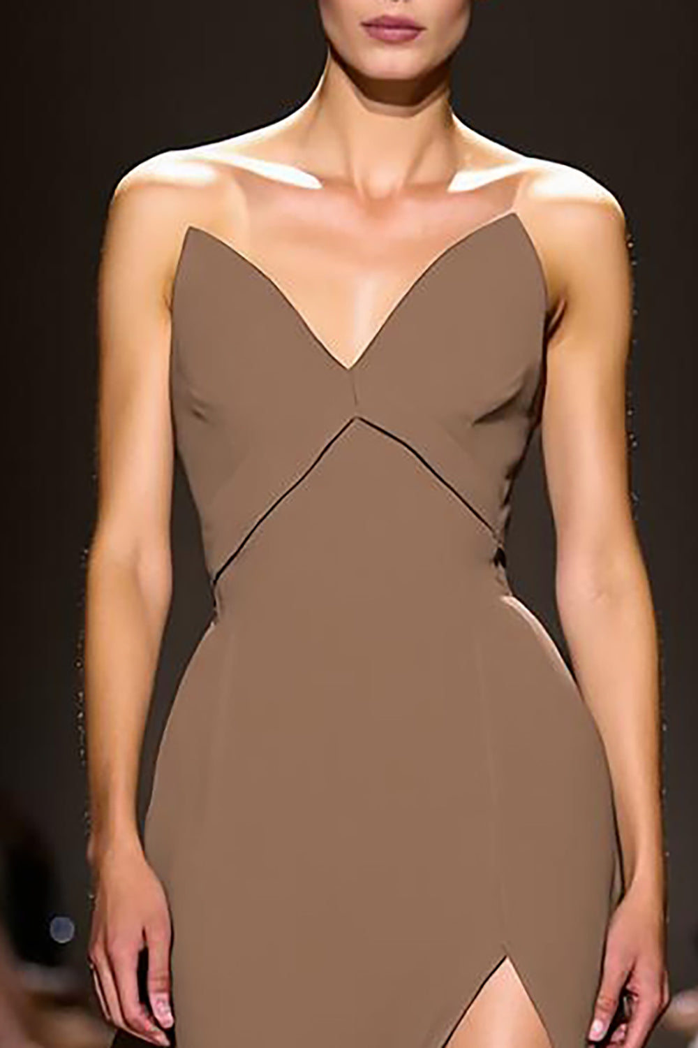 Kaffee A-Linie Abendkleid aus Satin mit V-Ausschnitt und Schlitz