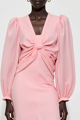 Langärmeliges Rosa Brautgastkleid mit V-Ausschnitt und Rüschen