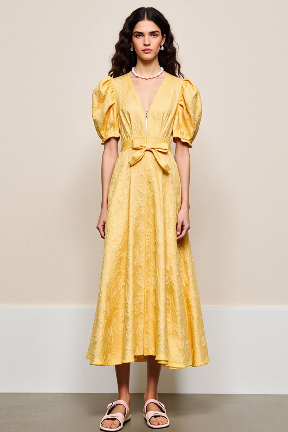 Gelbes A-Linie Hochzeitsgastkleid mit V-Ausschnitt und Applikationen