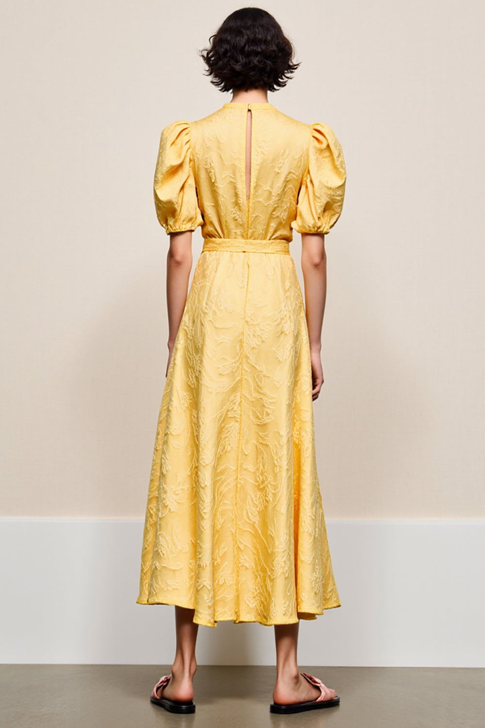 Gelbes A-Linie Hochzeitsgastkleid mit V-Ausschnitt und Applikationen