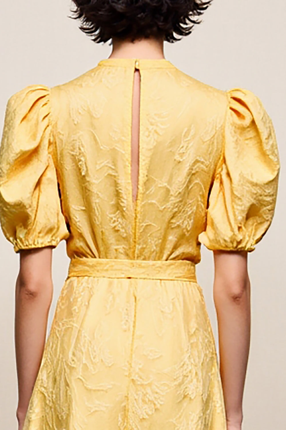 Gelbes A-Linie Hochzeitsgastkleid mit V-Ausschnitt und Applikationen