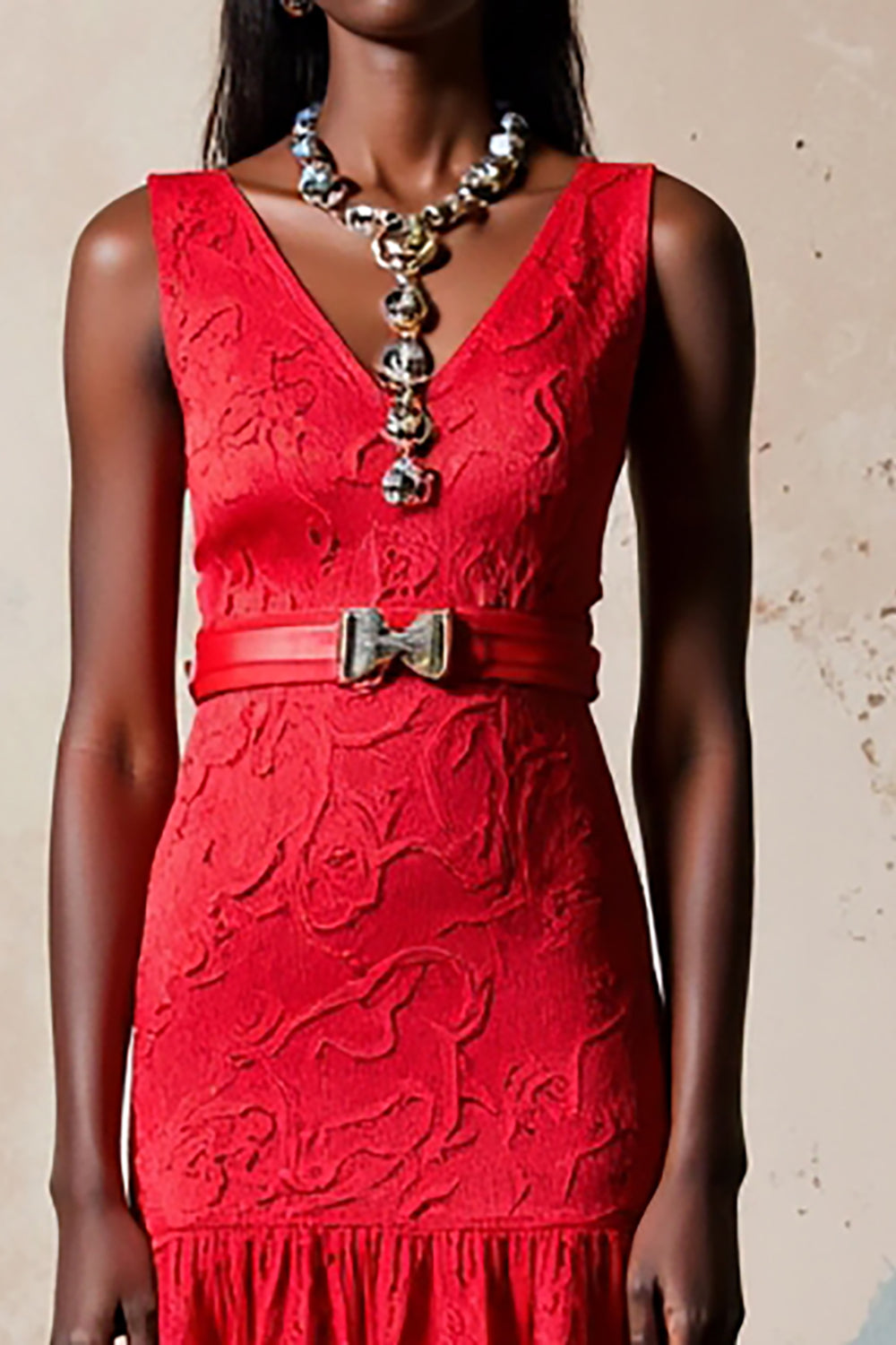 Rotes A-Linie Hochzeitsgastkleid mit V-Ausschnitt und Gürtel