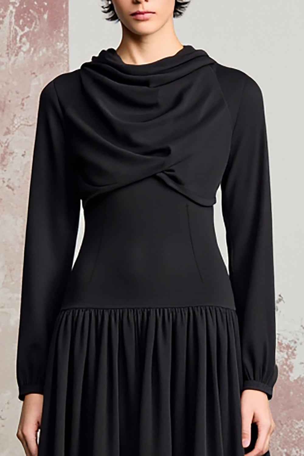 Schwarzes A Linie Langarmkleid für Hochzeitsgäste mit Wasserfallausschnitt